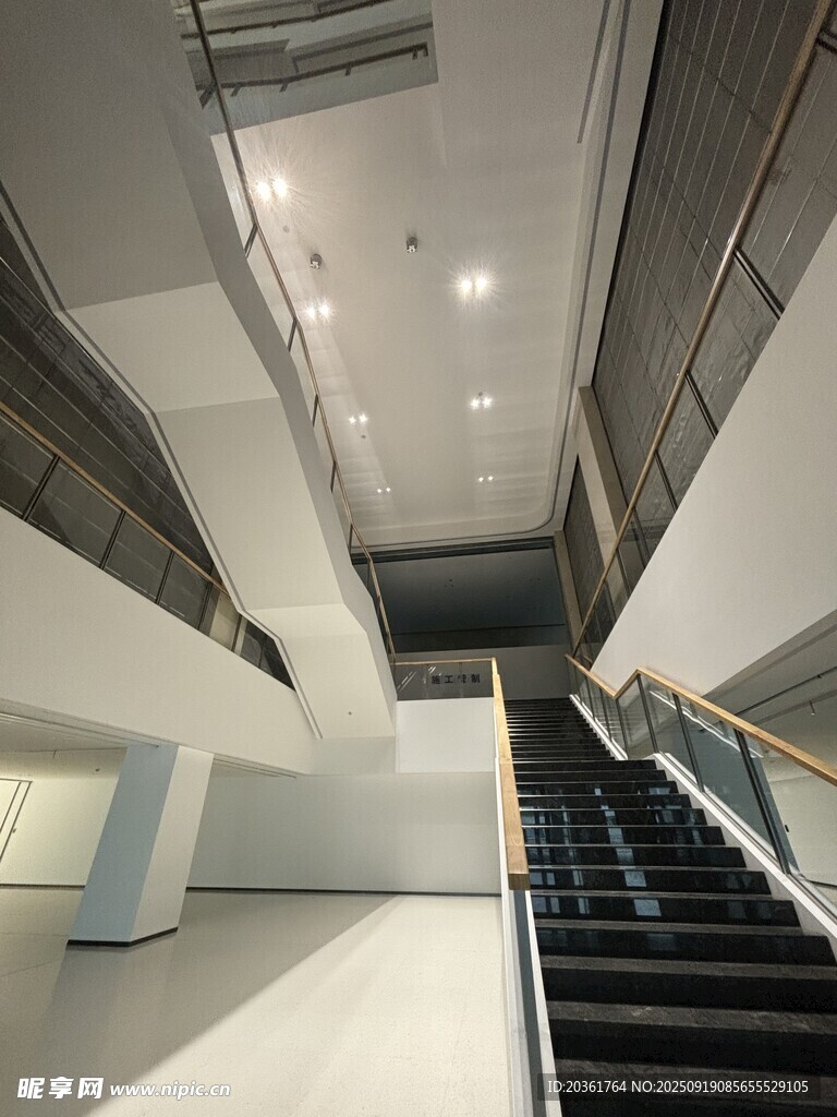 現(xiàn)代建筑內(nèi)的寬敞樓梯空間