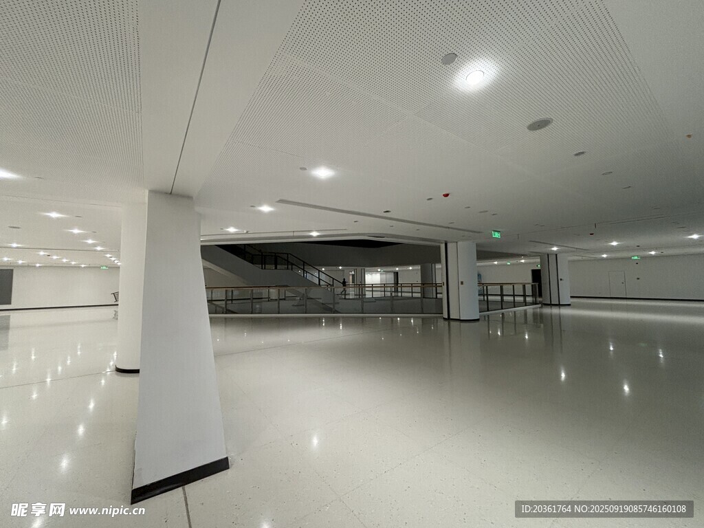 現(xiàn)代空曠地下空間場景