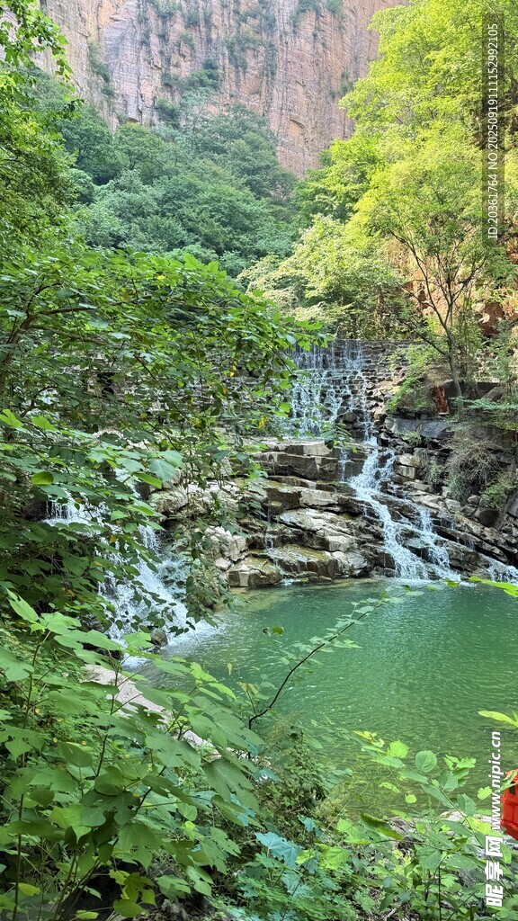 山間幽美瀑布與碧綠潭水