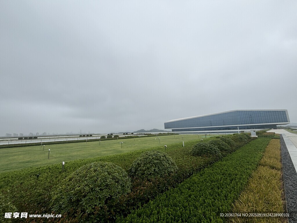 田野旁的現(xiàn)代建筑景觀