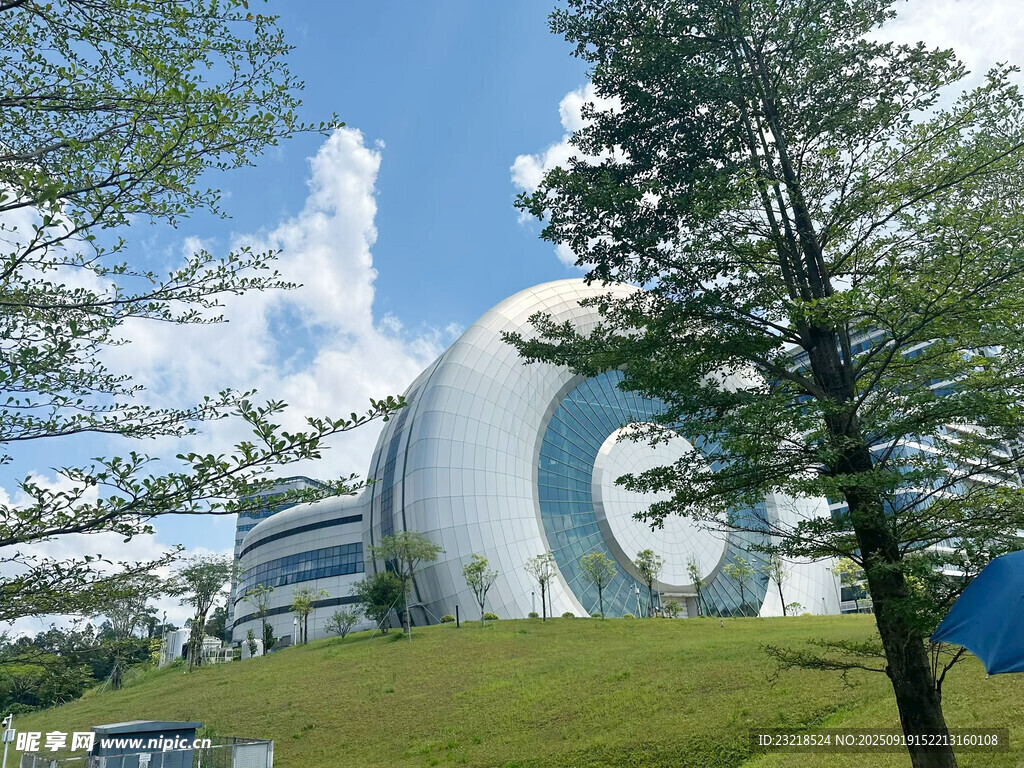 現代建筑與綠樹藍天景觀