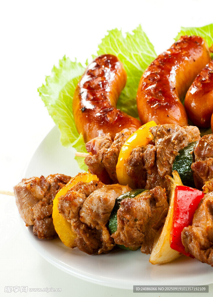美味烤肉串與香腸拼盤