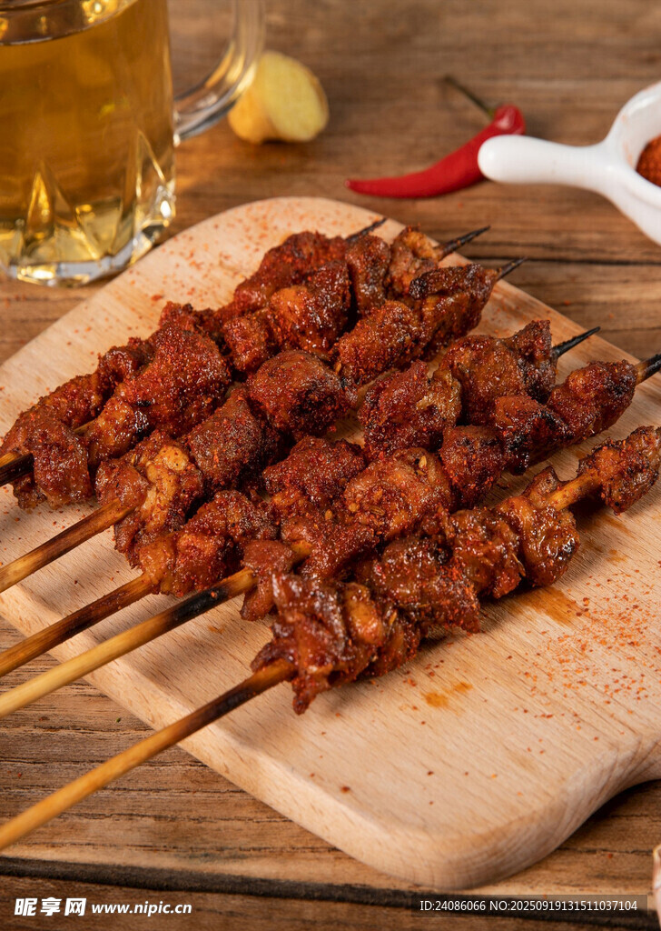 美味烤肉串搭配冰爽啤酒
