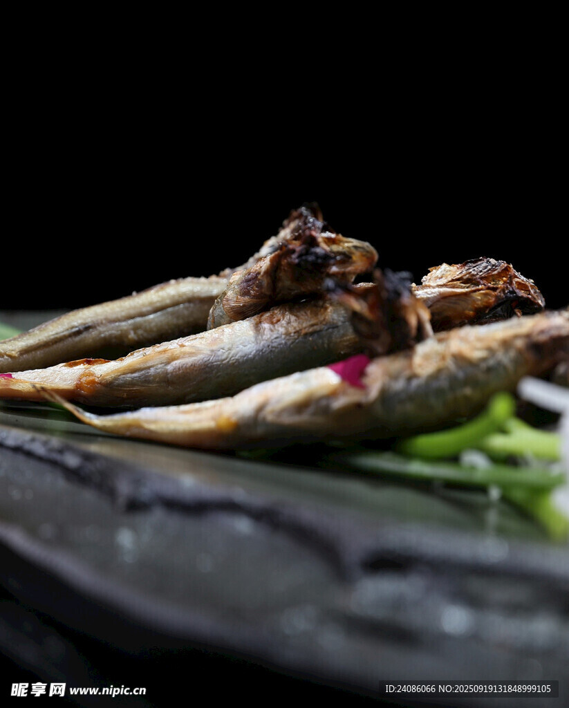 香煎多春魚(yú)美味誘人