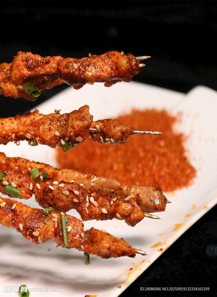 美味烤肉串配特色蘸料