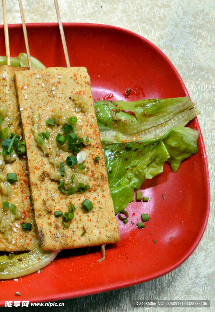 烤豆腐串配生菜