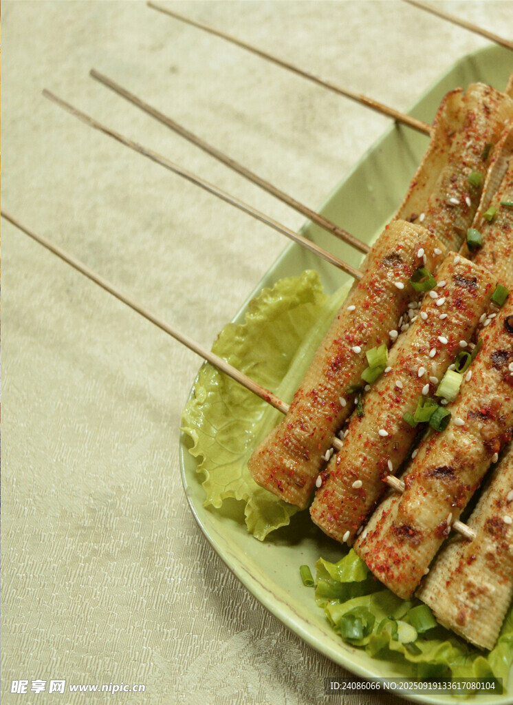 美味烤肉串?dāng)[于盤中