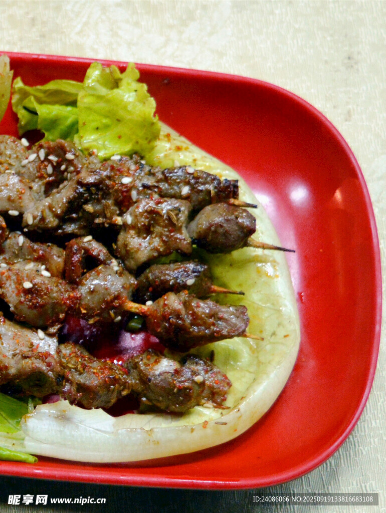 紅色盤中的美味烤肉串