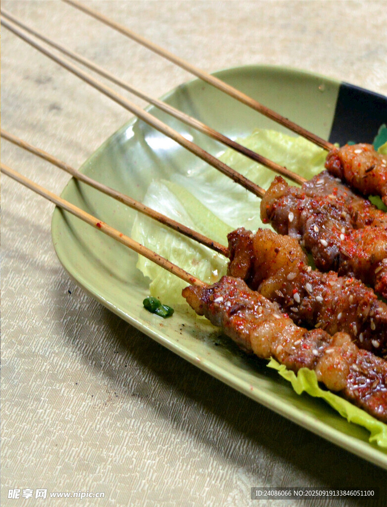 美味烤肉串置于綠色盤上