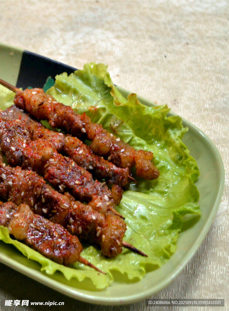 美味烤肉串擺于生菜上