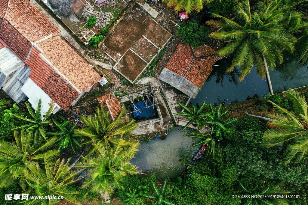 俯瞰綠植環(huán)繞的庭院建筑