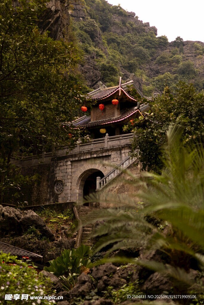 山間古橋樓閣 清幽景致