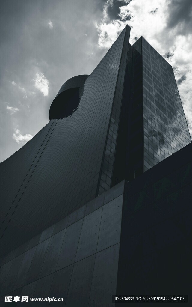 仰視下的建筑輪廓