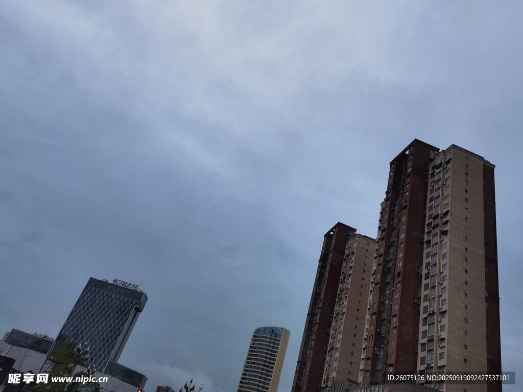 城市高樓與陰沉天空