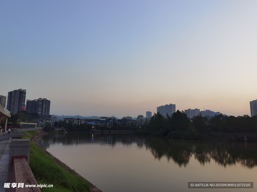 城市河畔黃昏美麗景致