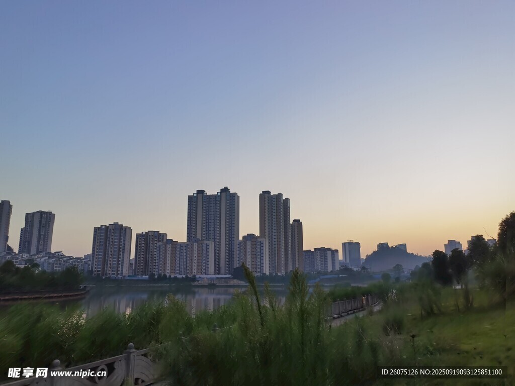城市黃昏天際線與綠植景觀