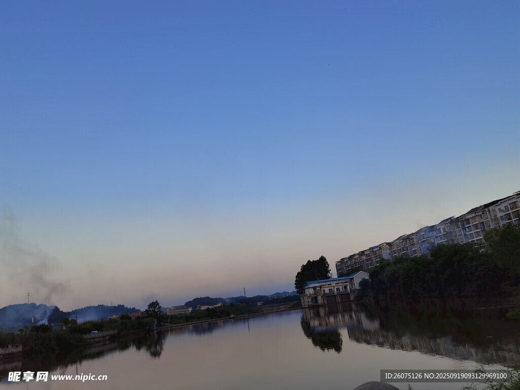 寧靜湖畔的黃昏美景