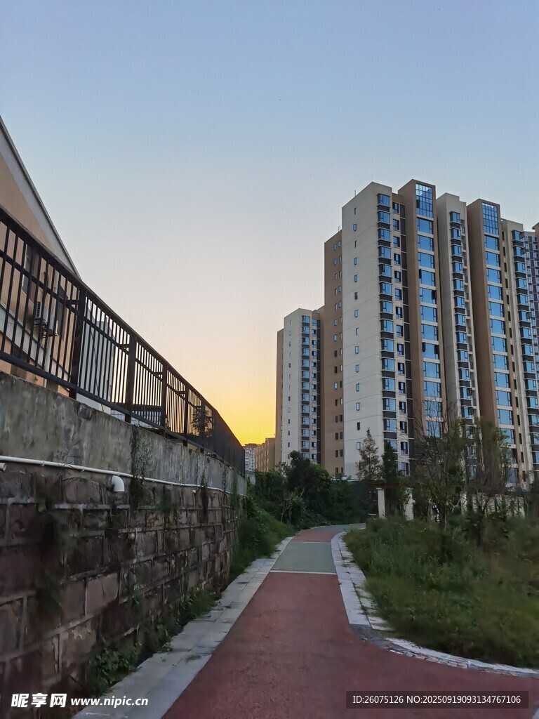 小區(qū)旁的步道與高層住宅