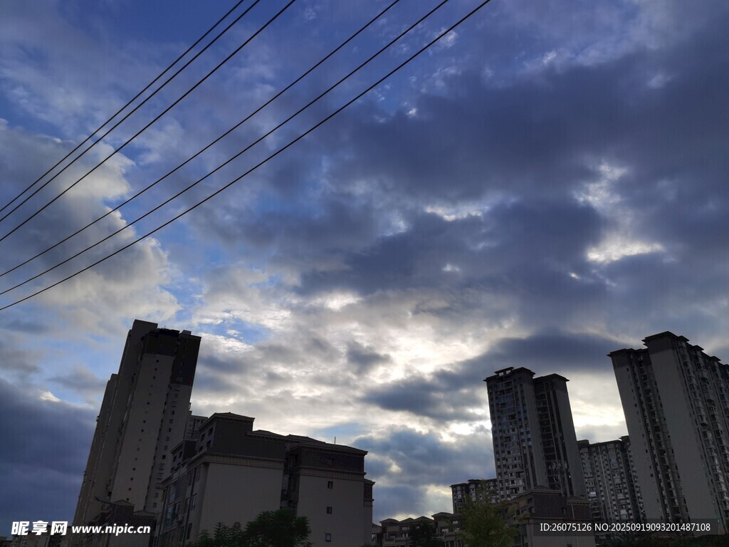 城市上空的電線與云層