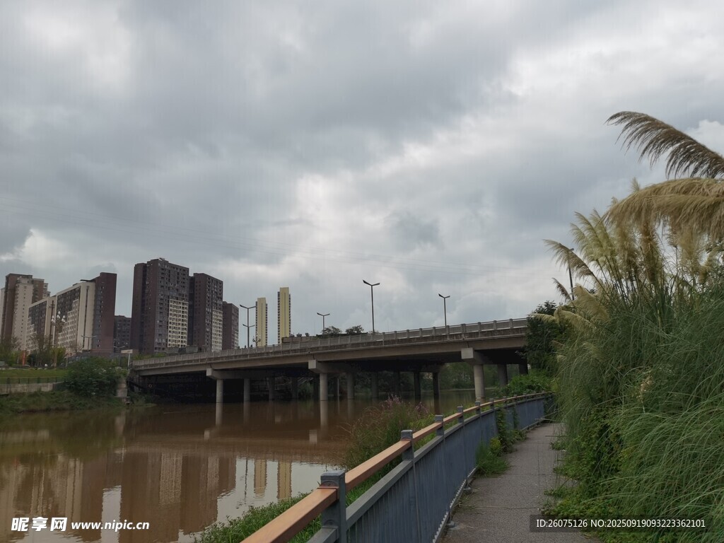 河畔城市景觀陰云下橋梁