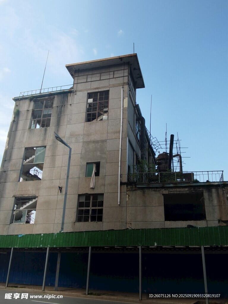 廢棄破損的多層建筑