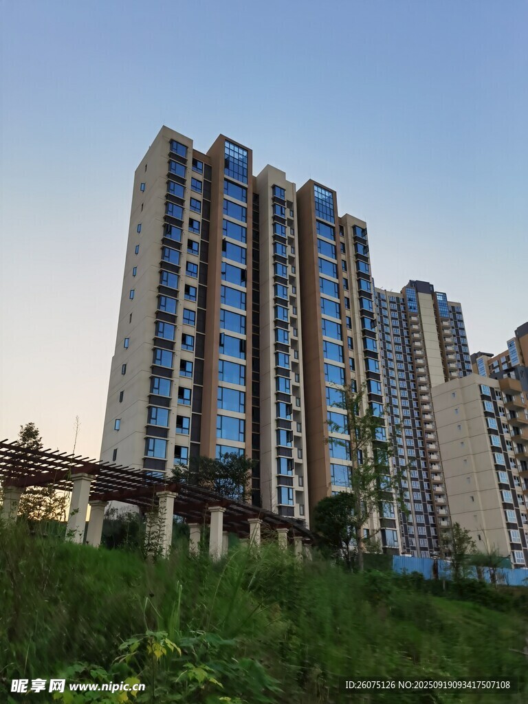高層住宅與綠意景觀