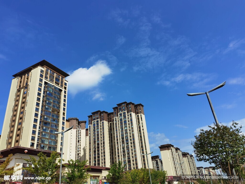 藍天白云下的現(xiàn)代住宅樓
