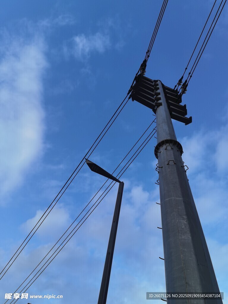 電力工人高空作業(yè)場(chǎng)景