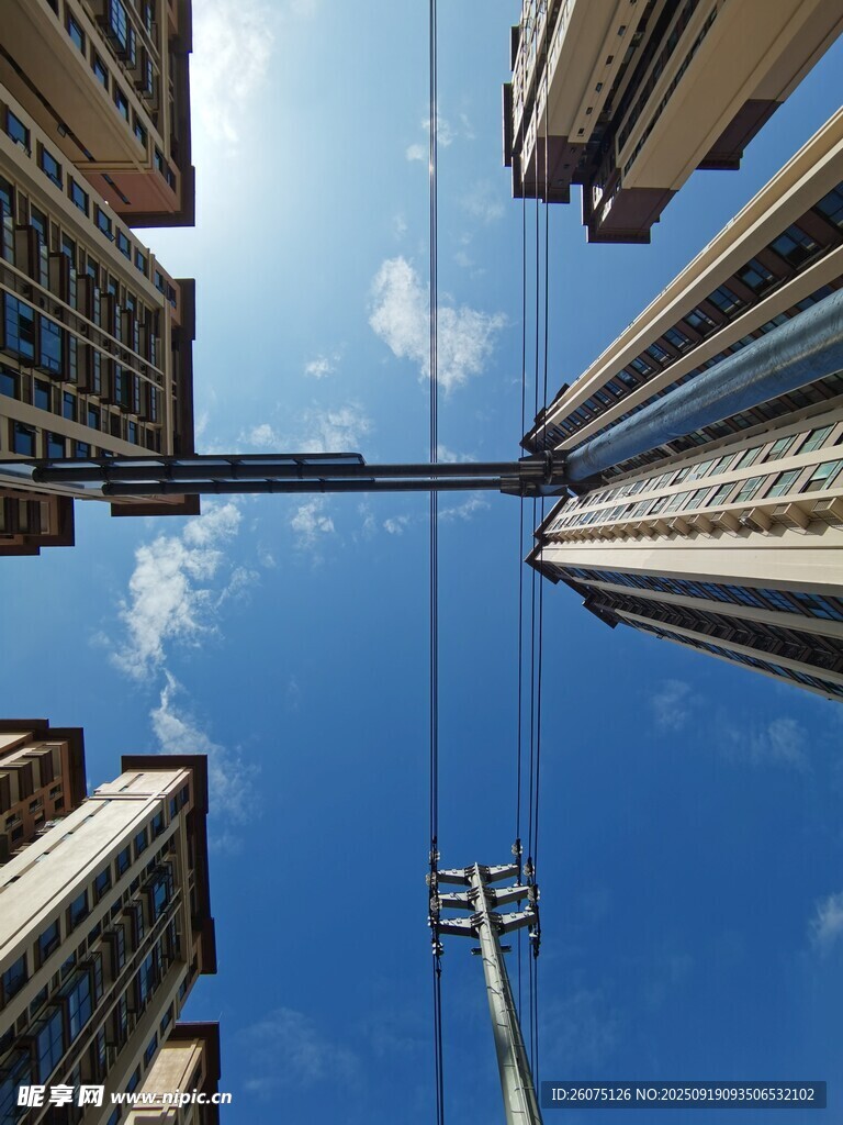 仰視城市高樓與電線