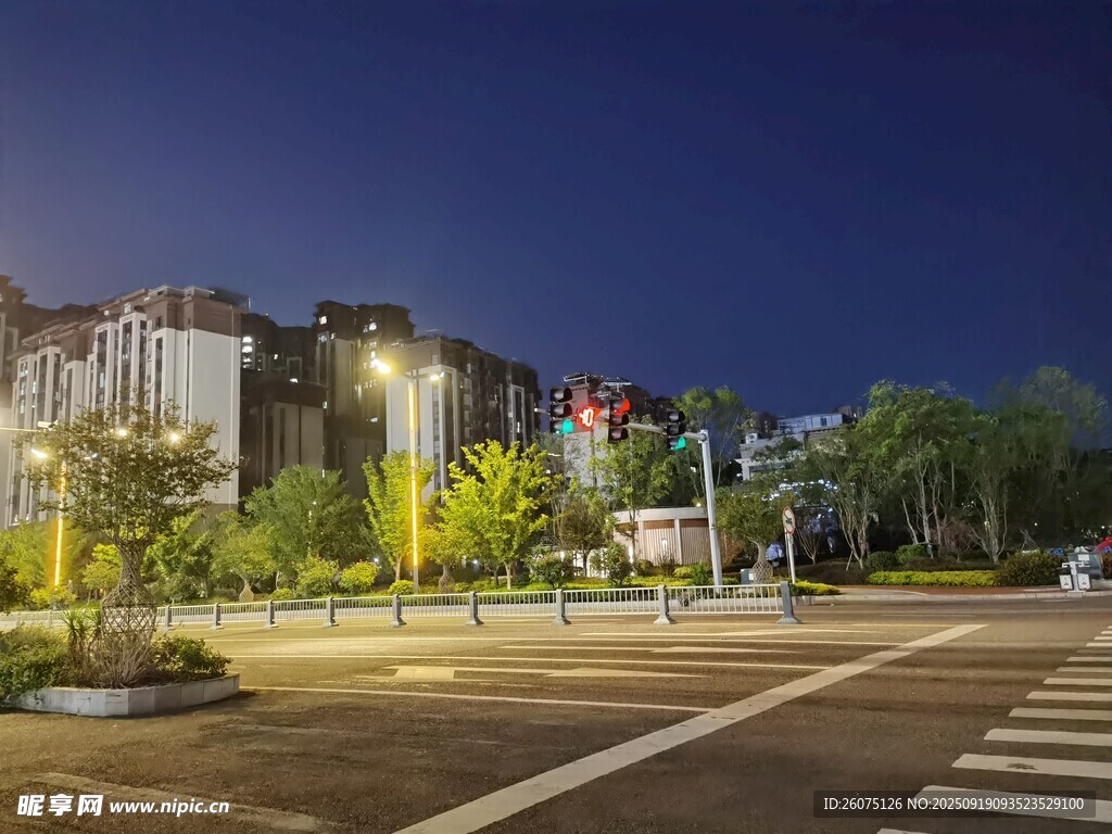 城市夜晚的街道與建筑景觀