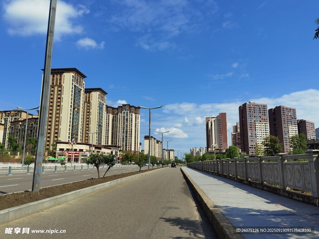 城市道路旁的高樓景觀