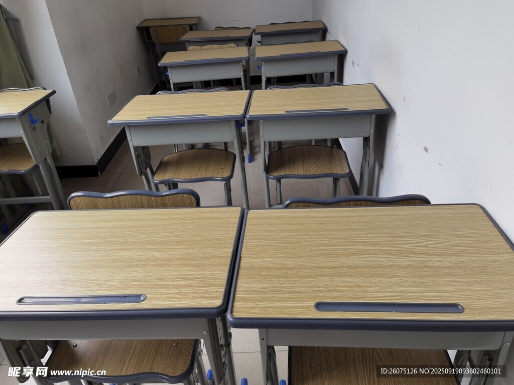 教室中的整齊課桌椅
