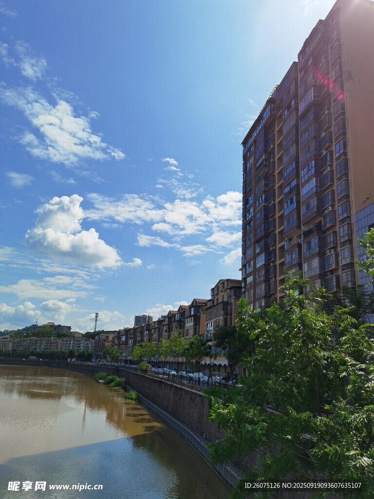 河畔高樓與藍(lán)天綠樹美景