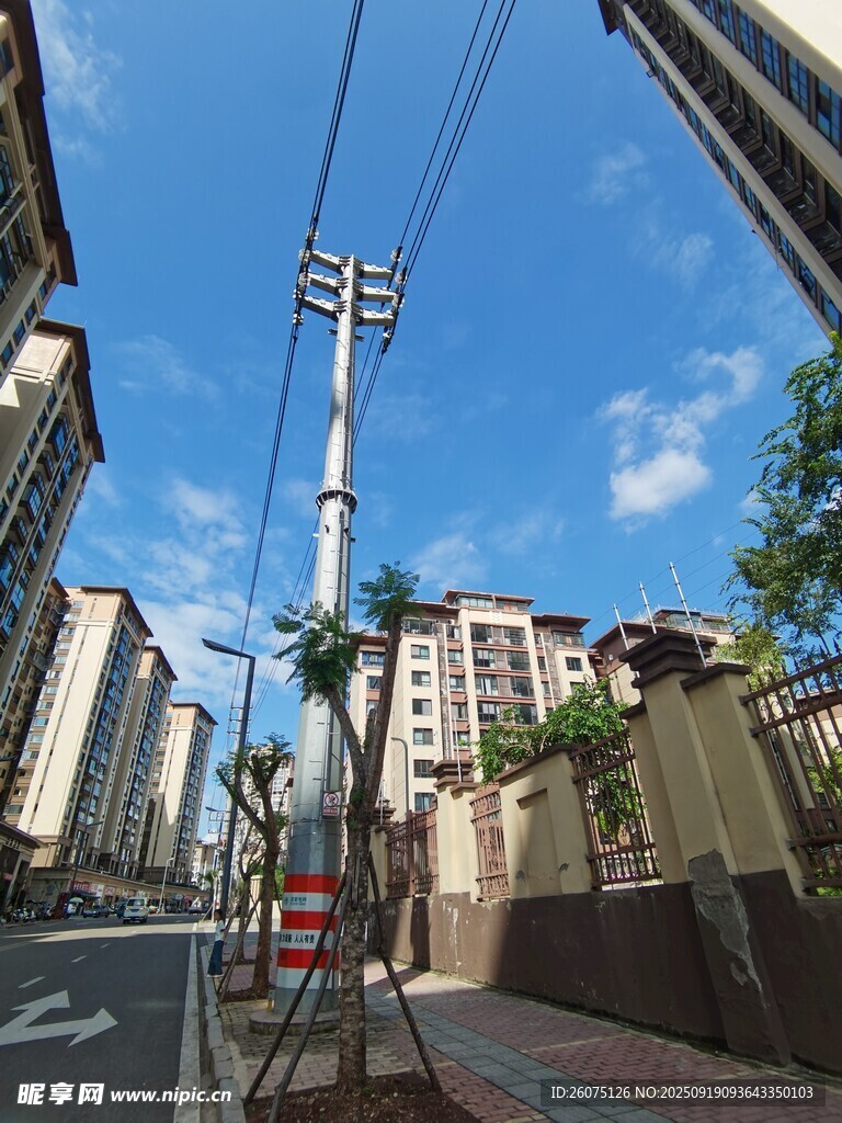 城市街道旁的電線桿景象