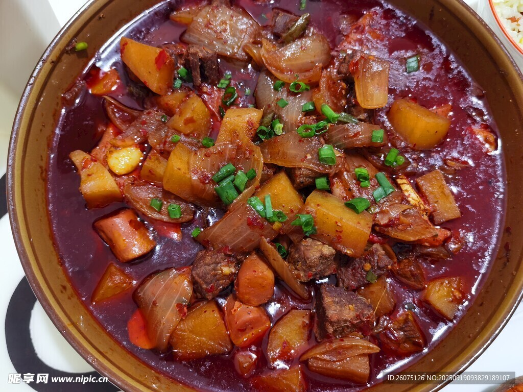 美味牛肉燉菜色澤誘人