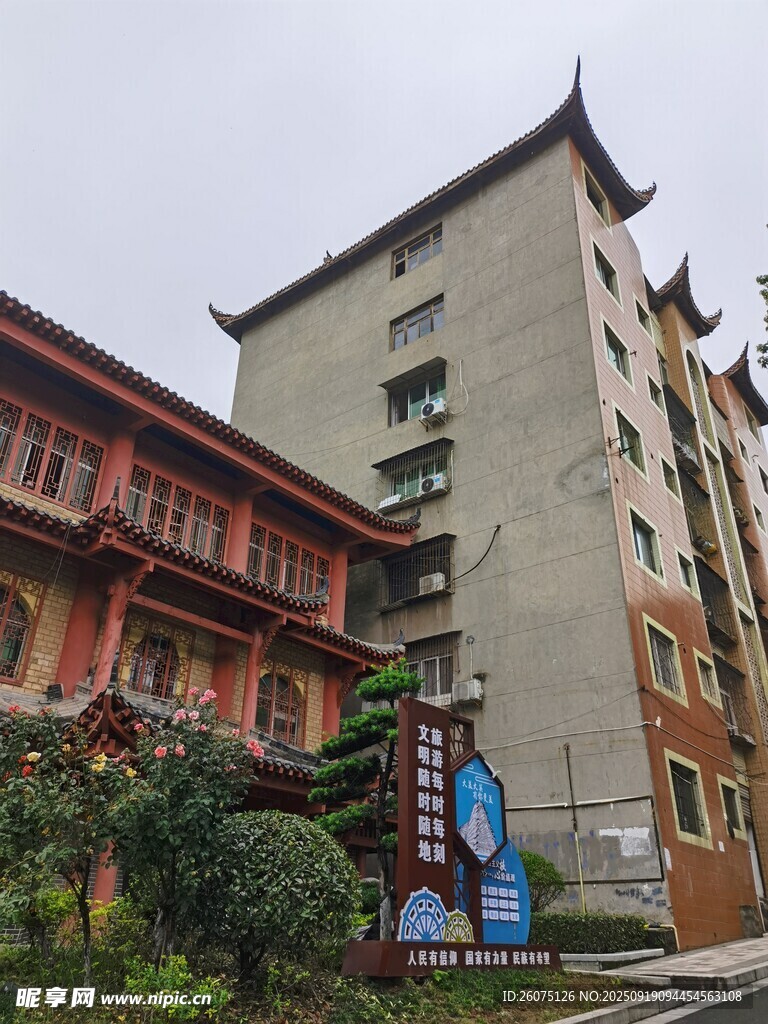 中式與現(xiàn)代建筑相鄰景觀