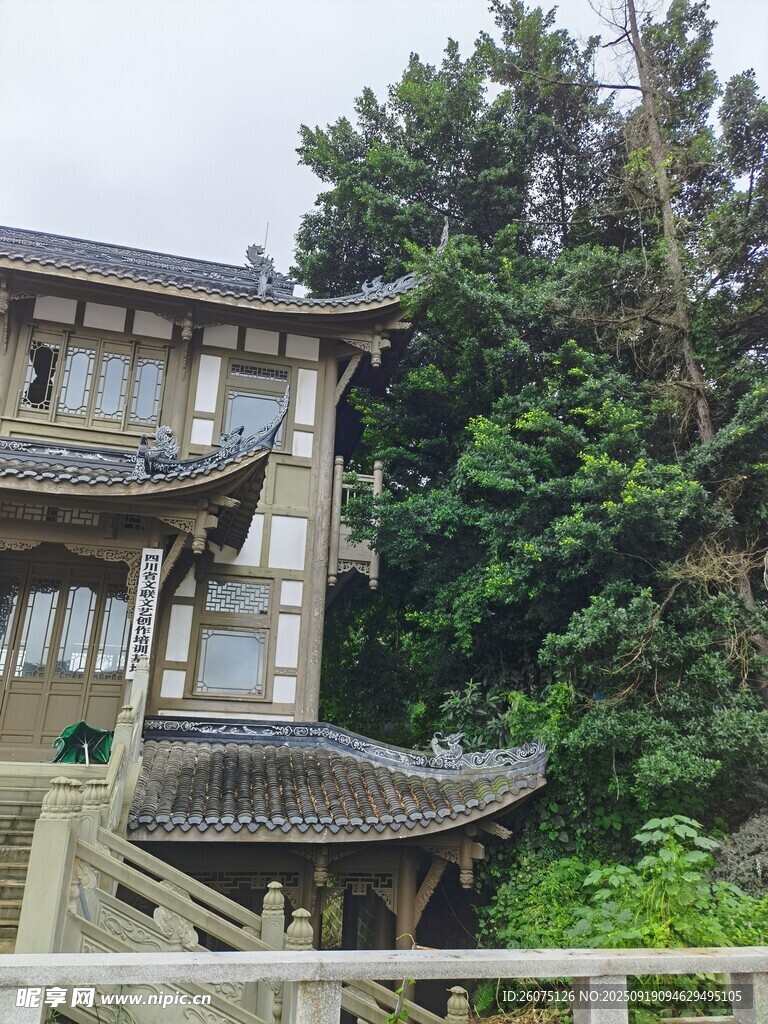 中式古建筑隱于綠樹間