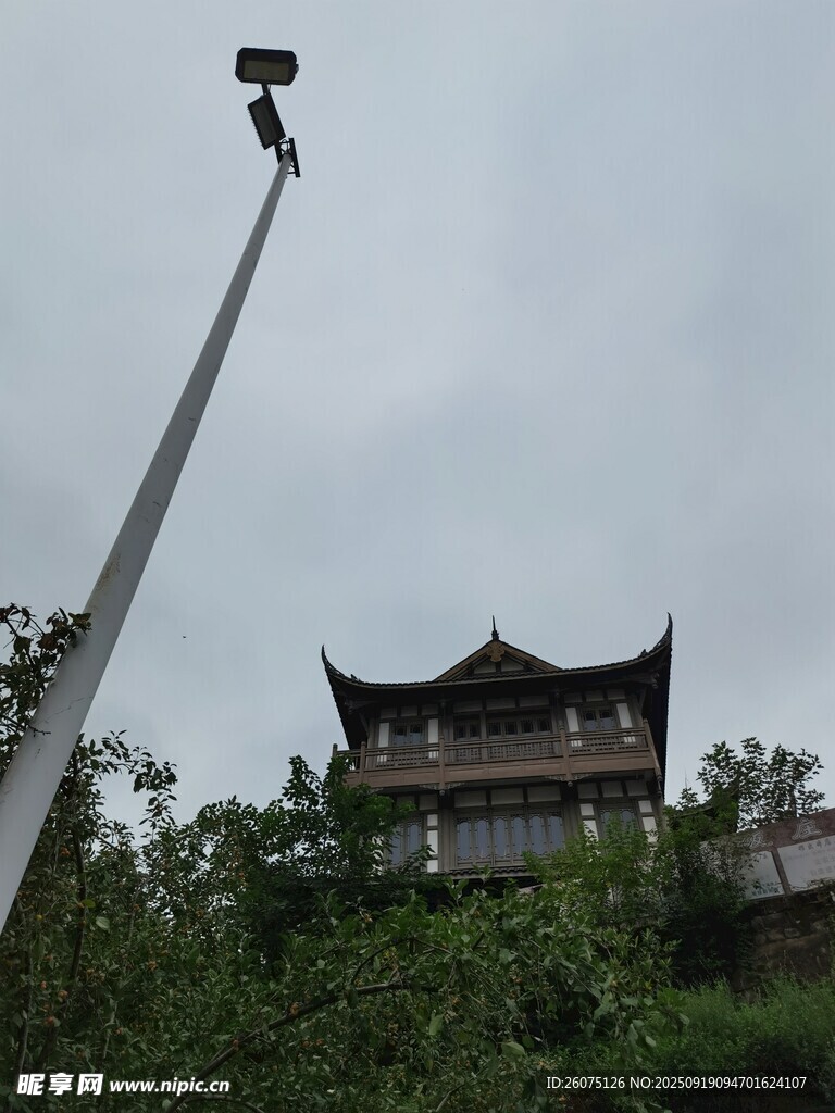 古亭旁的現(xiàn)代照明設(shè)施