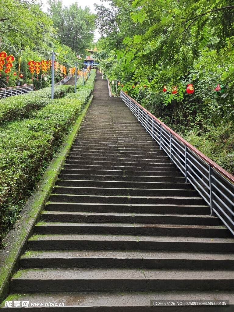 林間石階綠意環(huán)繞的步道