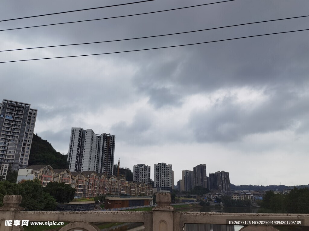 陰天城市高樓景觀