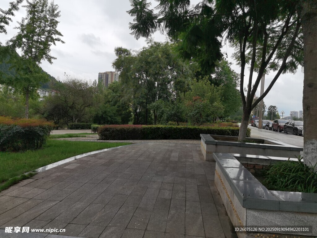 城市公園中的寧靜步道