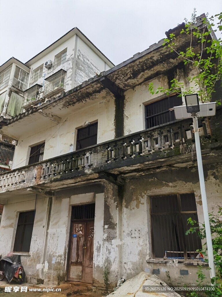 老舊斑駁的兩層居民樓