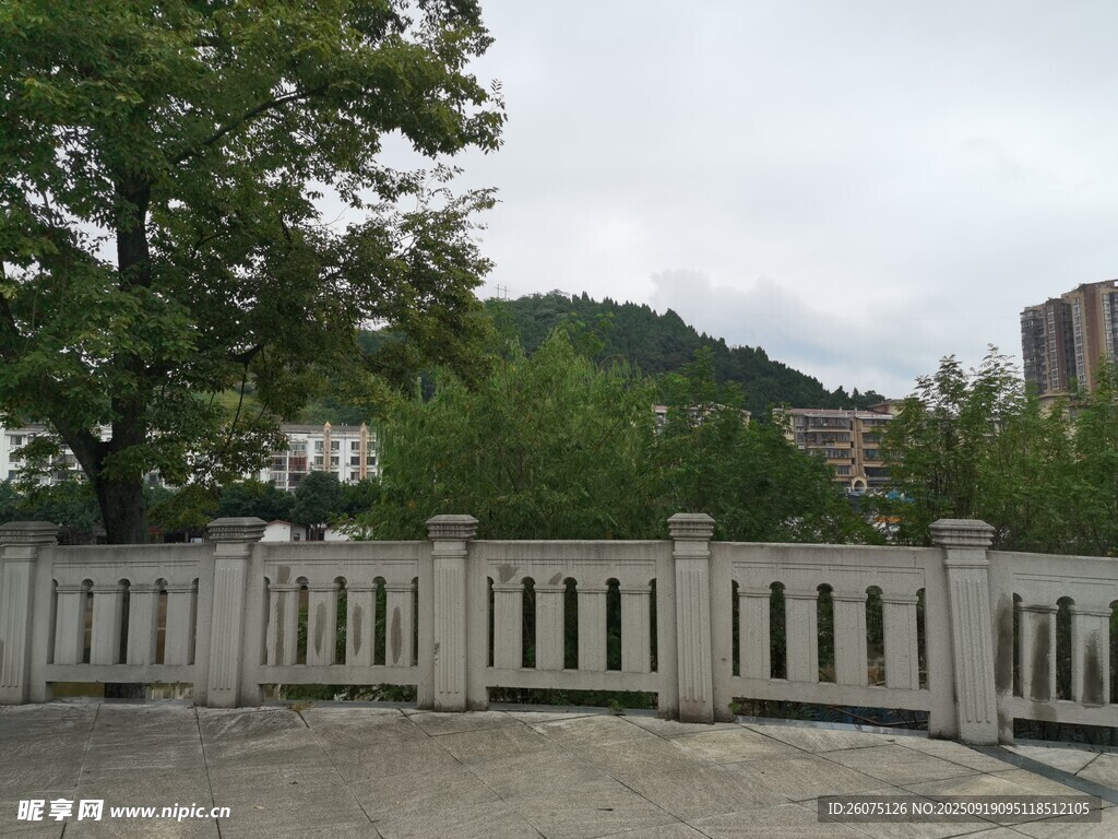 戶外白色圍欄與綠樹(shù)景觀