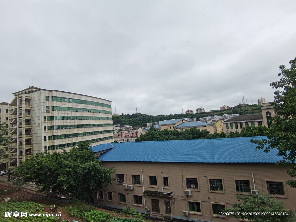 藍(lán)頂建筑與周邊景致