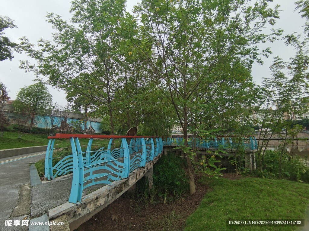 公園中色彩鮮艷的游樂(lè)設(shè)施