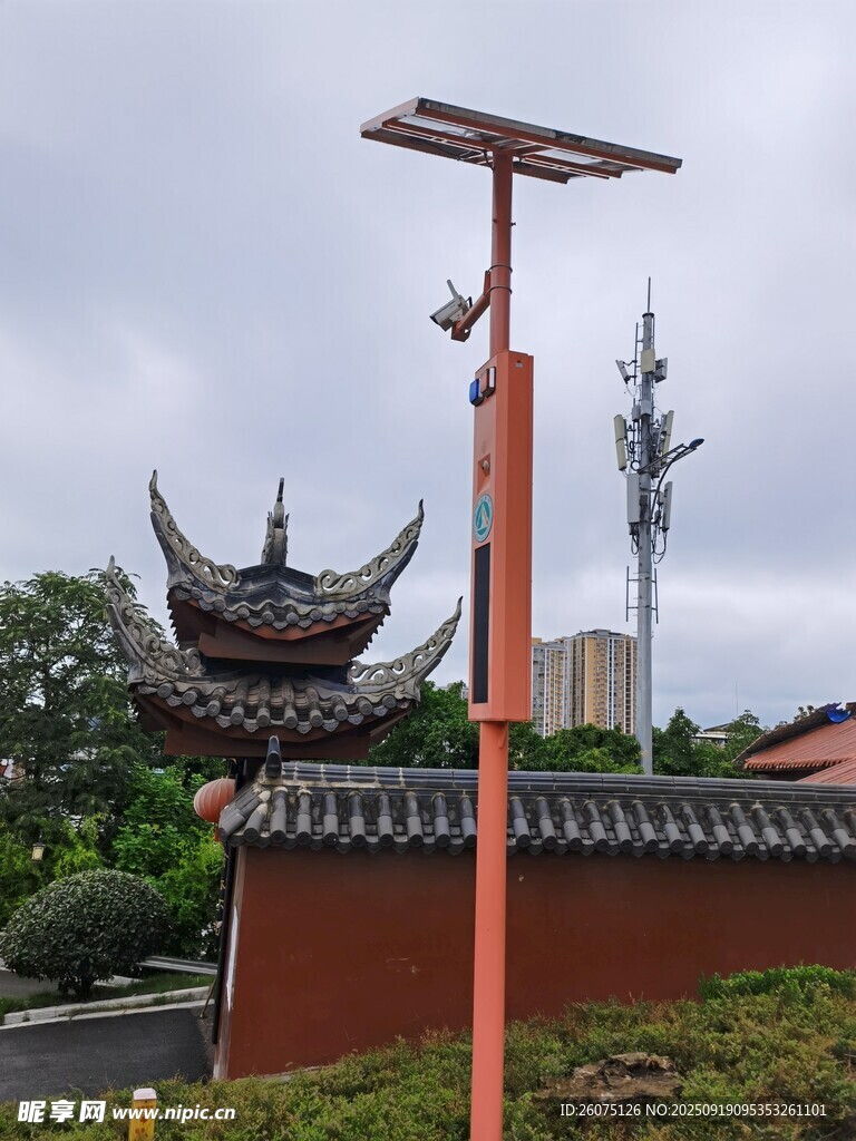 中式建筑旁的太陽(yáng)能裝置