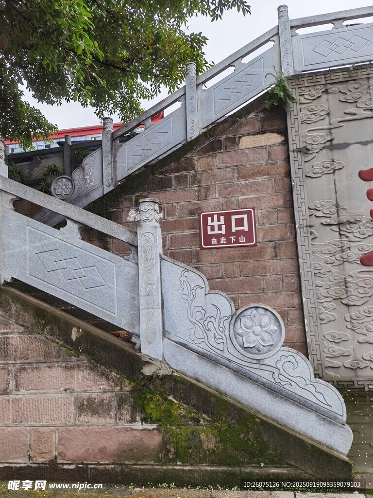 古橋石階盡顯中式建筑韻味