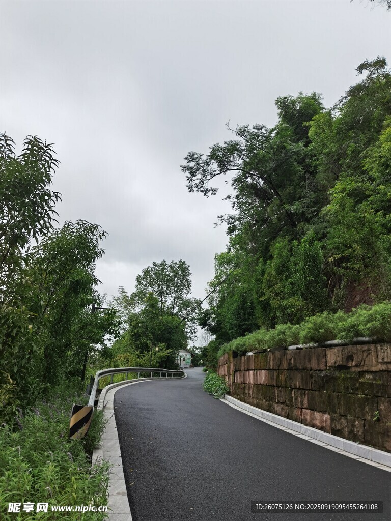 山間蜿蜒公路綠意環(huán)繞