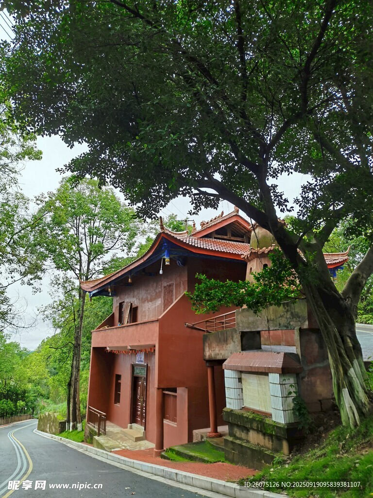 鄉(xiāng)村路旁的紅頂特色房屋