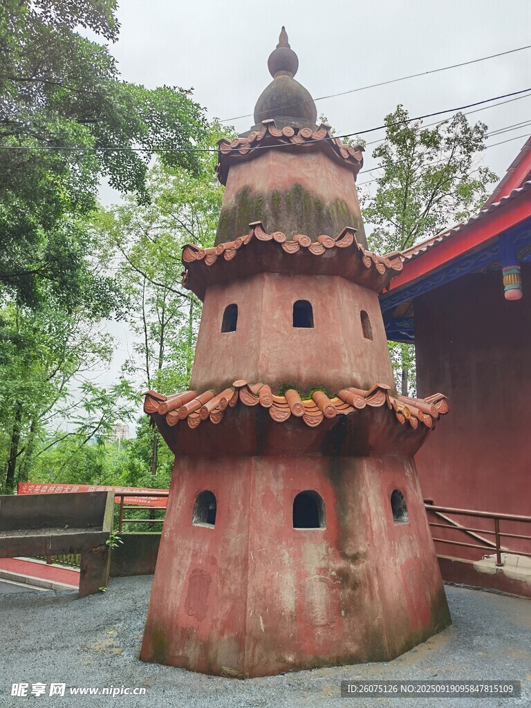 古樸多層塔靜立山林間